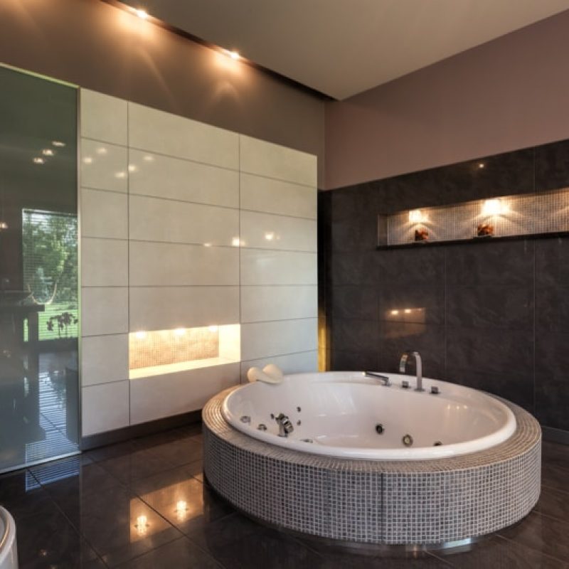 bathroom-design-in-the-form-of-a-round-bath-tub-modern-luxury-bathrooms